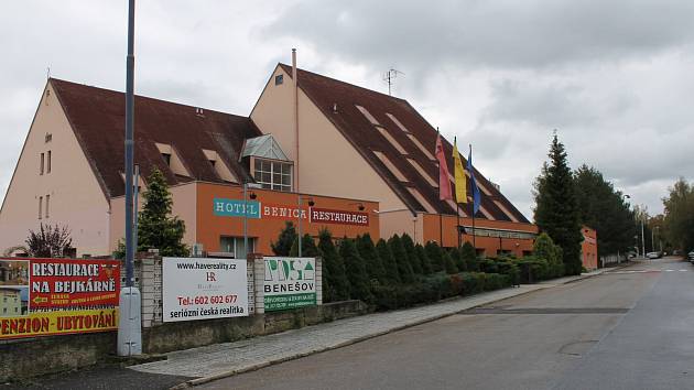 Hotel Benica leží mezi rušnou silnicí E55 a fotbalovým stadionem.