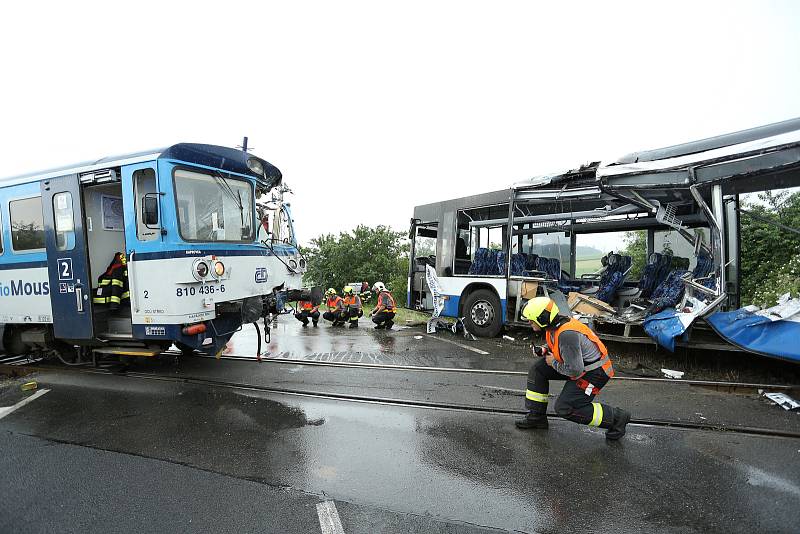 Ke srážce vlaku s autobusem došlo u Struhařova na Benešovsku v neděli 14. června.