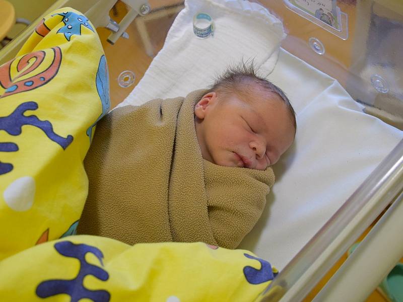 Jakub Klimeš se narodil v benešovské porodnici 27. listopadu 2021 v 17:44 hodin s váhou 3440 g. S rodiči Zuzanou a Martinem a sestřičkou Sárou (4,5) bydlí v Tisemu. Foto: Markéta Zikmundová