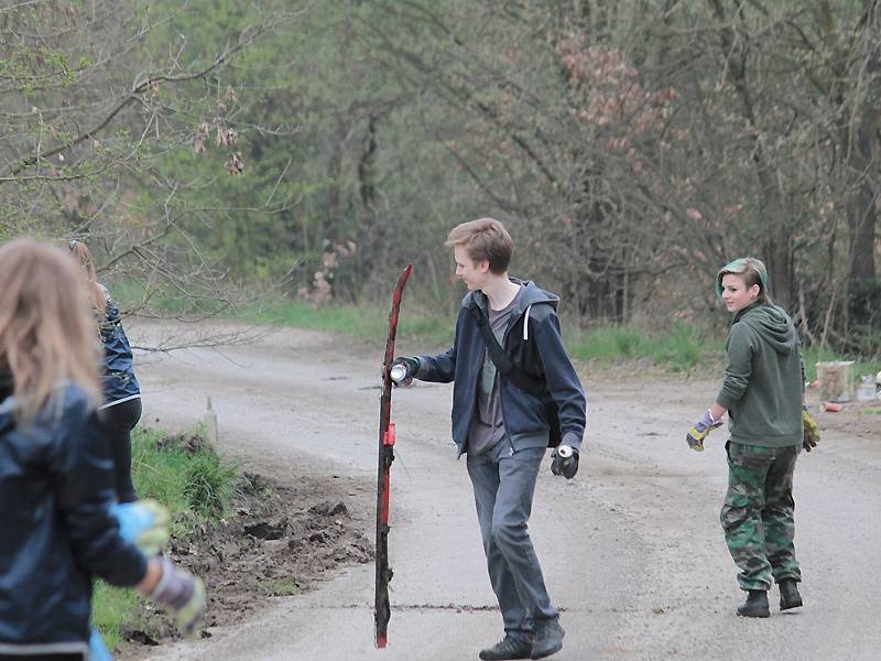 Benešovské studentky a studenti uklízeli nepořádek na okrajích města.