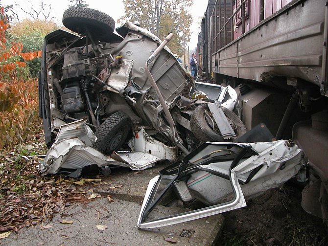 Střet osobního auta a nákladního vlaku ve Znosimi