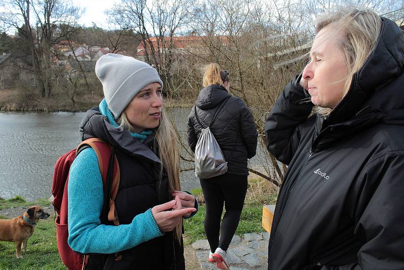 Ze sedmnáctého ročníku úklidové akce Čistá řeka Sázava v Týnci nad Sázavou.