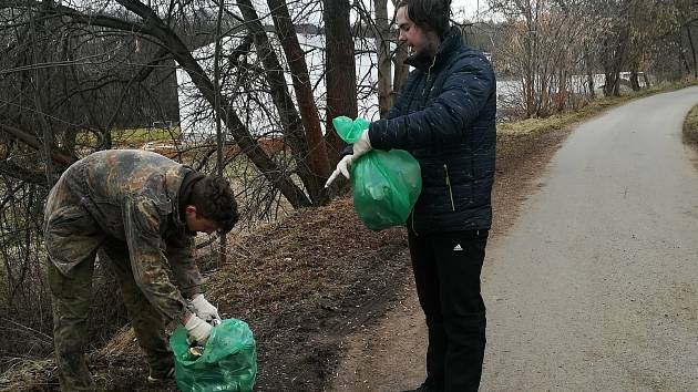 Jarní úklid ve Voticích v rámci akce Ukliďme Česko.