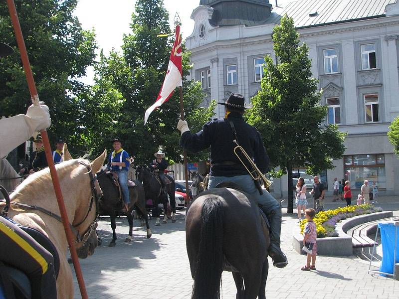 Impozantní příjezd kolony kavaleristů na benešovské Masarykovo náměstí.