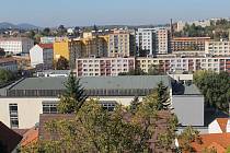Město Benešov vlastní a pronajímá na 1800 bytů, většinu z nich v panelácích. Na snímku je pohled z Karlova na sídliště mezi Pražskou, Novou pražskou a Mendelovou ulicí.