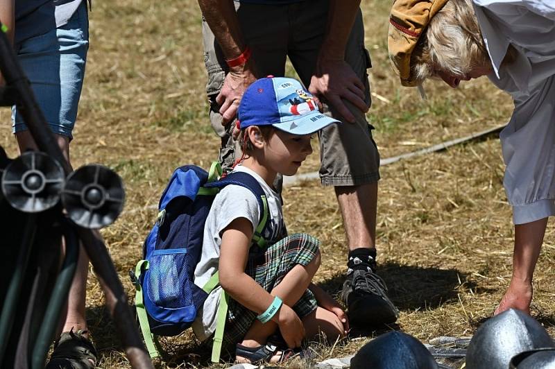 Jak těžký život byl ve středověku, se mohli přesvědčit návštěvníci 5. ročníku Historického festivalu, který se konal v sobotu 31. července na tvrzi Mrač na Benešovsku.