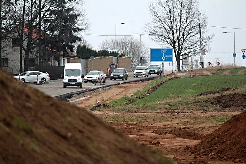 Stavba kruhové křižovatky U Topolu v Benešově, kde je doprava řízena semafory.