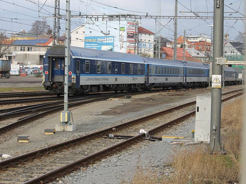 Brzdná dráha rozjeté vlakové soupravy, která ve směru od Čerčan může vjíždět 80 km/h a od Bystřice se řítí až 120 km/h, při použití rychlobrzdy může dosáhnout s ohledem na celkovou hmotnost vlaku i aktuální adhezní podmínky 300 až 600 metrů.  