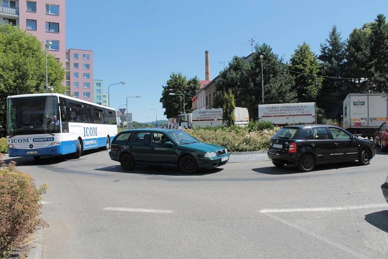 Let it Roll v Benešově, den první. Potíže v dopravě vygradovaly zhruba dvě hodiny před zahájením.