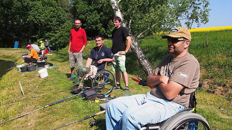 Jarní závody handicapovaných rybářů na nádrži Záhorská u Kladrub na Vlašimsku.