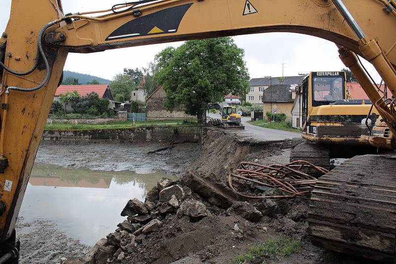 Pivovarský rybník v Louňovicích pod Blaníkem.