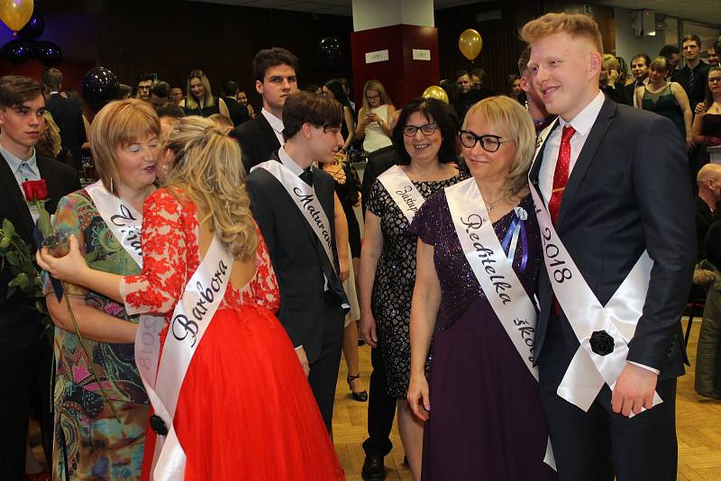 Maturanti z Neveklova zakončili studium na střední škole plesem.