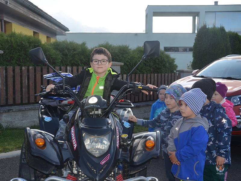 Děti z mateřinky MiniSvět v Mrači se učily jezdit na čtyřkolce.