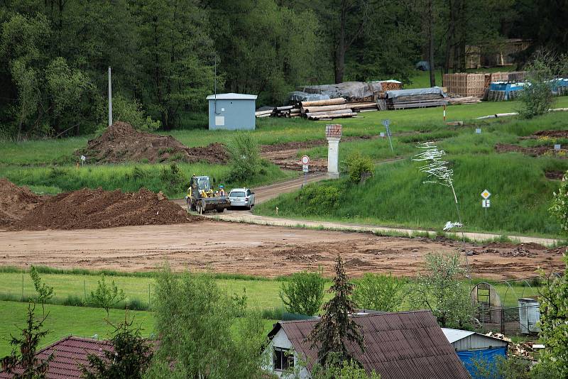 Olbramovice a okolí z dominanty obce, věže kostela Všech svatých.