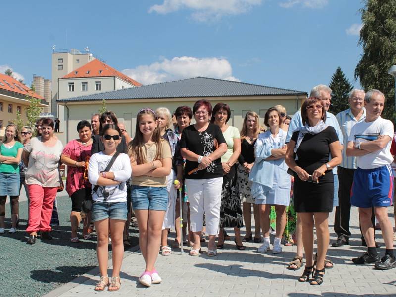 Rehabilitační ústav Kladruby má nový park se sochou Naděje a kamenem Života.