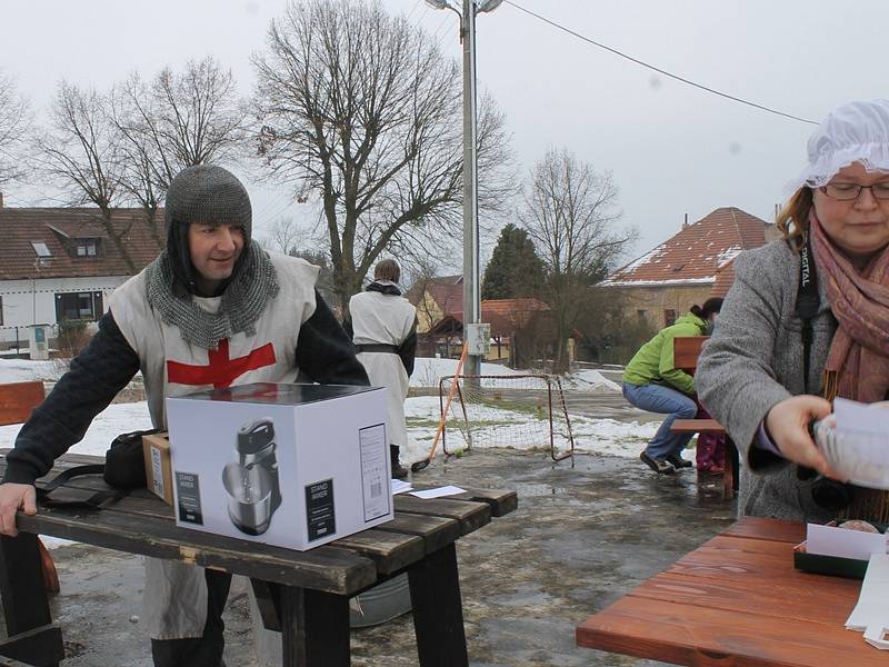 Masopustní veselice na návsi v Červeném Újezdu u Votic.