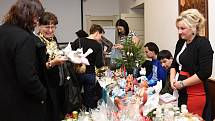 Krajský úřad Středočeského kraje hostil v úterý tradiční vánoční výstavu, na níž vánoční dekorace a rukodělné výrobky nabídly zařízení sociálních služeb.