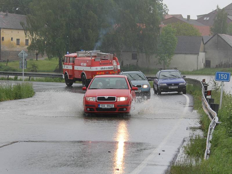 Zaplavená silnice II/150 v Jankově.