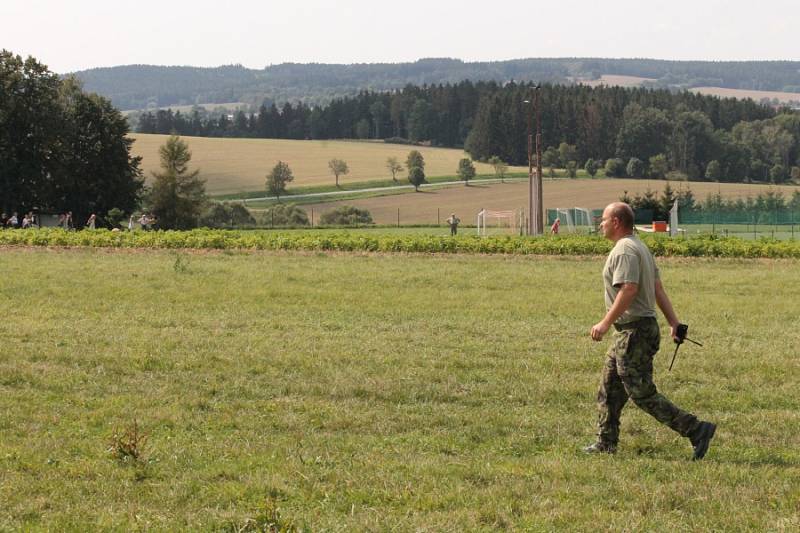 Zajímavý byl jak seskok z vrtulníku v podání vojáků, tak i přehlídka dobových polních táborů.