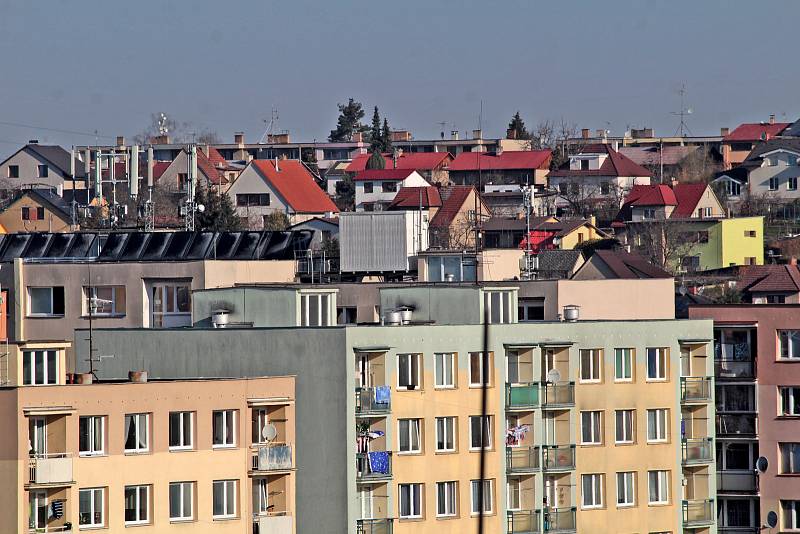 Benešov při pohledu ze střechy kostela sv. Anny - pohled na vilkovou čtvrť na Červených Vršcích.