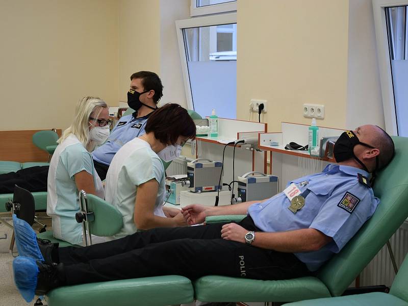 Benešovští policisté a strážníci při hromadném dárcovství krve na transfuzní stanici v nemocnici.