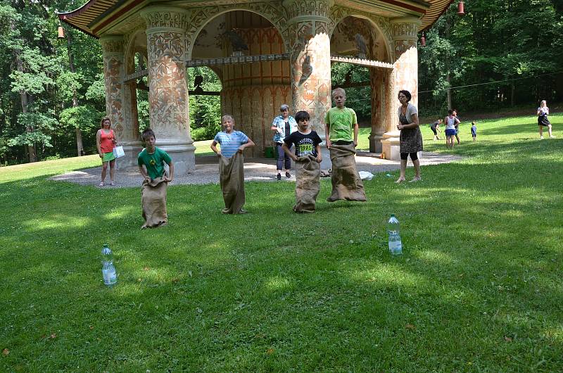 Děti si u Čínského pavilonu vyzkoušely nejen lanovou dráhu, ale také různé soutěžní disciplíny či netradiční bubny.