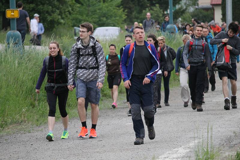 Už 52. ročník Pochodu Praha - Prčice přitáhl do přírody a zdravého pohybu tisíce lidí. Takhle to vypadalo v sobotu 20. května dopoledne v Týnci nad Sázavou.