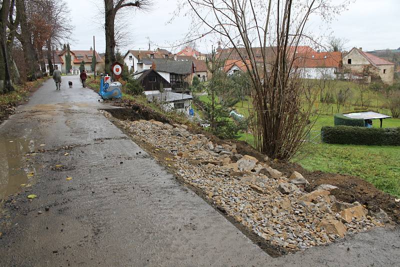 Z Kamberka do Mladé Vožice se řidiči nyní nedostanou.