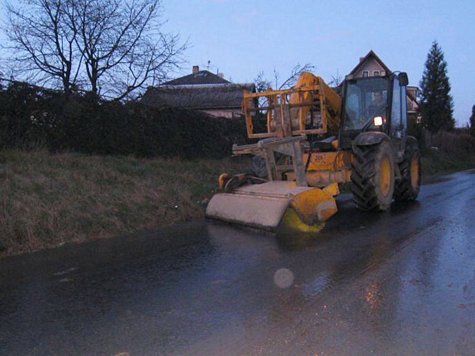 Deště v  uplynulých dnech udělaly z cesty v Peceradech bahenní brod