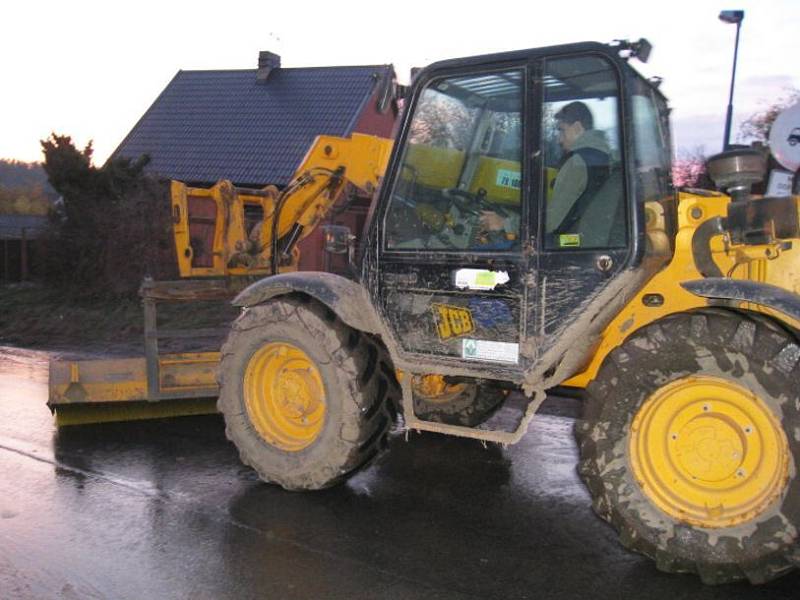 Deště v  uplynulých dnech udělaly z cesty v Peceradech bahenní brod