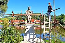 Socha sv. Jana Nepomuckého se po prázdninách vrátila zrestaurovaná na své místo u zvěstovského rybníka.