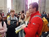 Žáci vlašimské obchodní akademie se svým průvodcem Vojtěchem Kockem a skupinou zahraničních turistů při prohlídce v chrámu svatého Víta v Praze.