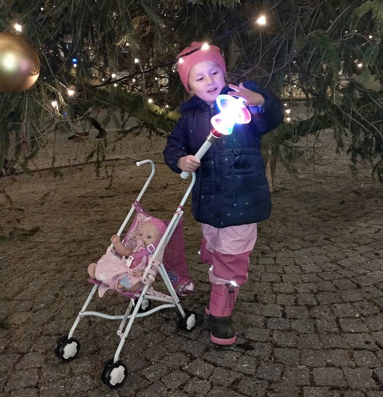 Zahájení adventu ve Voticích a rozsvícení vánočního stromku.