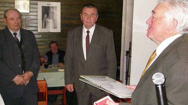 Předání odznaku "Zasloužilý včelařský pracovník". Zleva František Hlaváček z  Vlašimi a Jan Šíma z Benešova,  předává MVDr. Miloslav Peroutka.