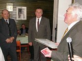 Předání odznaku "Zasloužilý včelařský pracovník". Zleva František Hlaváček z  Vlašimi a Jan Šíma z Benešova,  předává MVDr. Miloslav Peroutka.