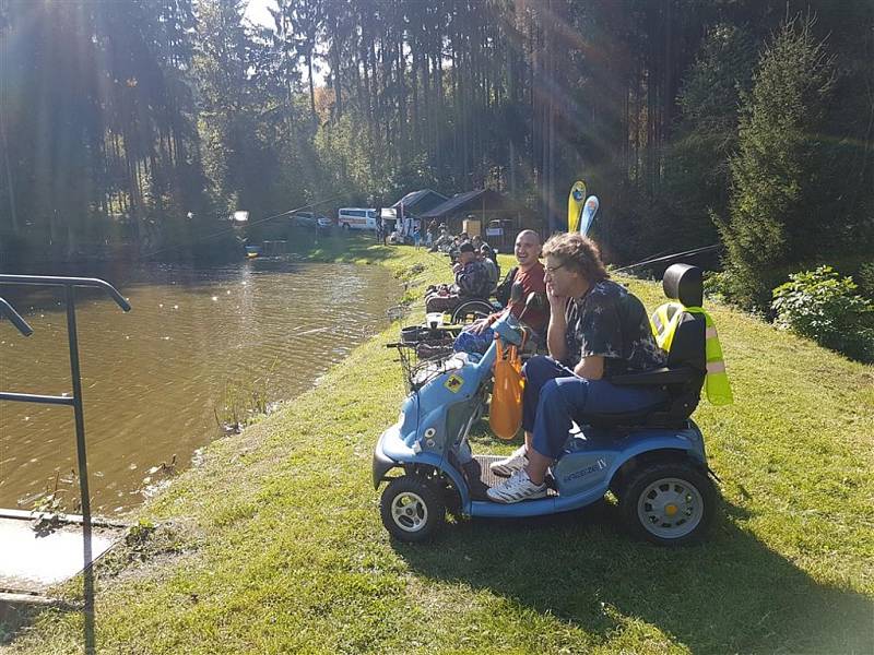 Malí rybáři předvedli, jak nejlépe a nejrychleji dokážou ulovit rybu.