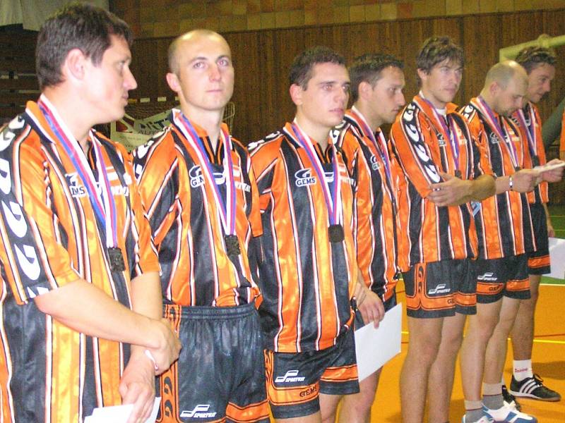 Zklamání hráčů Šacungu z finálové porážky s Modřicemi v roce 2006. Bude se i letos na jejich hrudi lesknout „jen“ stříbrná medaile, nebo dosáhnou na zlato?