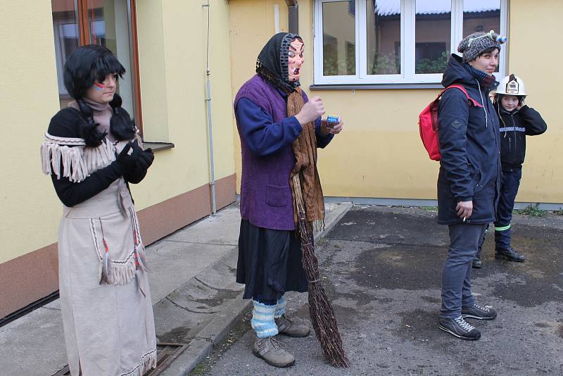 V průvodu se objevily, krom různých pohádkových a filmových masek, i dvě kalkulačky.