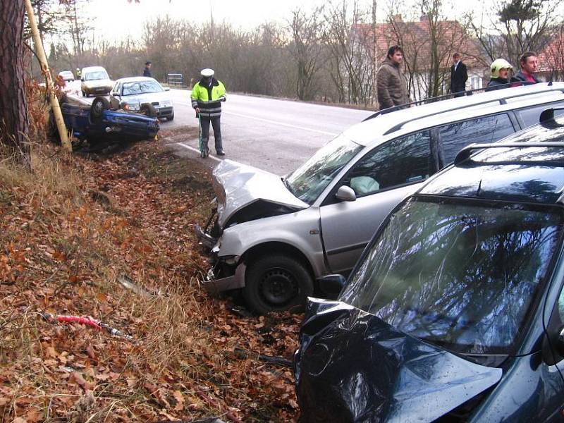 Kolize se stala ve 13.30 v zatáčkách. Provoz byl možný jedním jízdním pruhem