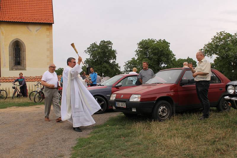 Bohoslužba a žehnání motorovým prostředkům v kostele sv. Jakuba a Filipa na Chvojně.