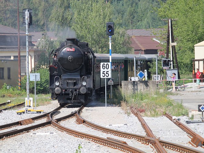 Vlak tažený parní lokomotivou zastavil také v Týnci nad Sázavou.
