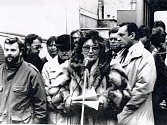 Generální stávka 27. listopadu 1989 na Vítězném náměstí v Benešově. Za řečnící Vlastou Chromou vpravo příslušníci SNB.