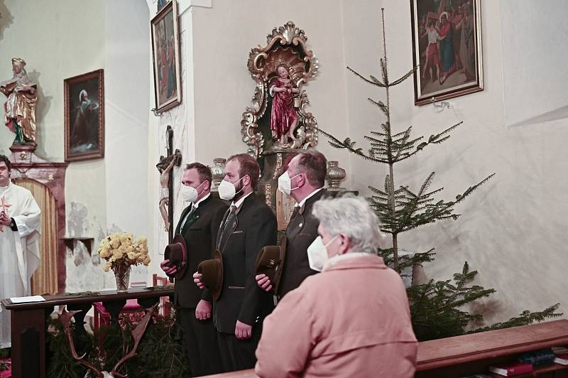 Mši k oslavě svého patrona sv. Huberta uspořádali členové Mysliveckého spolku Daněk.