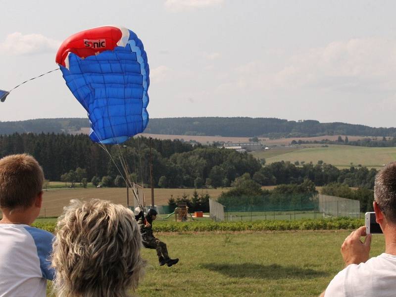 Zajímavý byl jak seskok z vrtulníku v podání vojáků, tak i přehlídka dobových polních táborů.