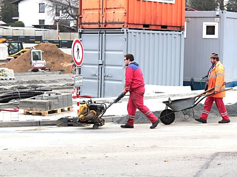 Stavební práce v ulici Červené Vršky v Benešově.