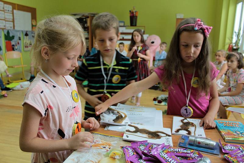 Konec školního roku a rozdávání vysvědčení v Základní škole Jiráskova v Benešově.