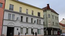 BENEŠOV. Objekt čp. 77 (zelený dům vpravo) vedle benešovské radnice na Masarykově náměstí je bez nájemníků. Co v něm vznikne, zda úřadovna nebo nové byty, zatím není jasné.
