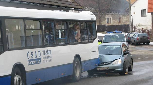 Osobní automobil narazil do linkového autobusu