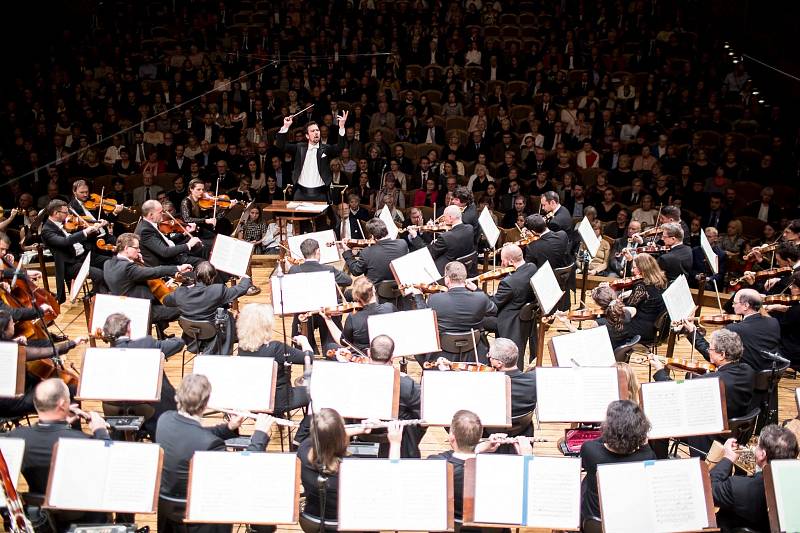 Vůbec poprvé se orchestr představí pod taktovkou Petra Popelky, šéfdirigenta Norského rozhlasového orchestru KORK v Oslu.