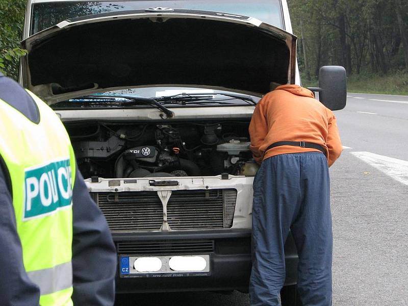 Při páteční dopravně bezpečnostní akci hlásila nebezpečné předjíždění pozemním hlídkám posádka policejního vrtulníku.